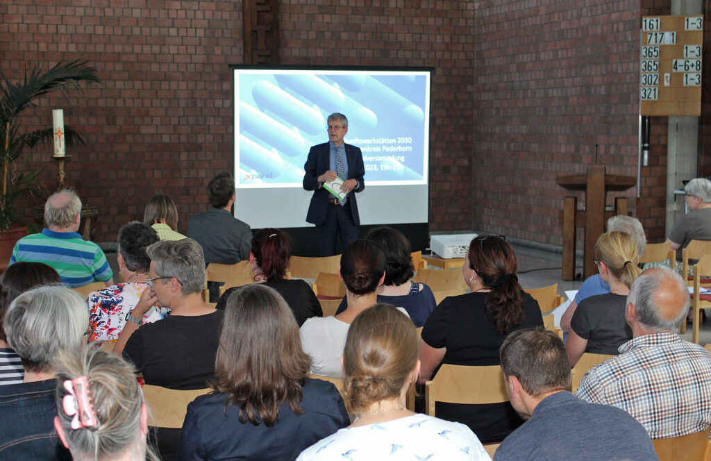 Superintendent Volker Neuhoff stellt bei einer Synodalversammlung im Martin-Luther-Zentrum die Vorschläge des Kreissynodalvorstandes zur zukünftigen Ausrichtung des Evangelischen Kirchenkreises Paderborn vor.Foto: EKP/Oliver Claes 