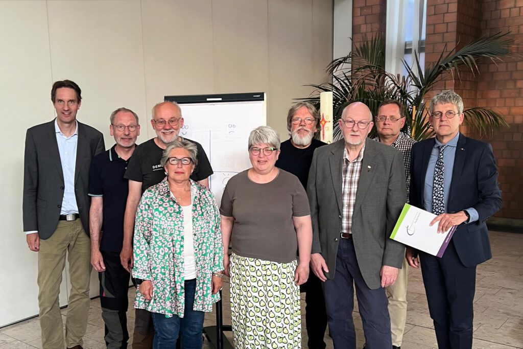 Bei der Synodalversammlung: (v. l.) Dr. Hubertus von Stein (Stiftung xpand) und die KSV-Mitglieder Wolfgang Neumann, Wolfgang Dzieran, Evelyne Schubert, Irmgard Alboth, Jürgen Engelmann, Rolf Hellweg, Gunnar Wirth und Superintendent Volker Neuhoff. Foto: EKP