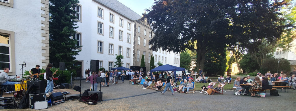 Mit viel Live-Musik hat das Sommerfest der christlichen Hochschulgemeinden ESG und KHG im Garten der Theologischen Fakultät in Paderborn stattgefunden.Foto: ESG Paderborn 