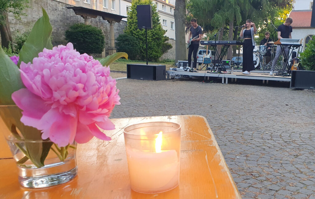 Als eine von drei studentischen Bands sorgten „Julias Mind“ beim Sommerfest von ESG und KHG für gute Stimmung.Foto: ESG Paderborn 