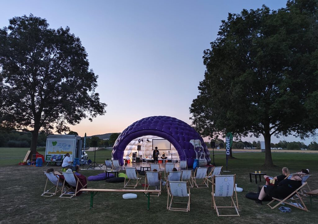 Entspannte Abendstimmung bei der Premiere im letzten Jahr: Jetzt kommt der „Dome“ des Jugendreferates im Evangelischen Kirchenkreis Paderborn wieder an den Godelheimer See.Foto: Jugendreferat 