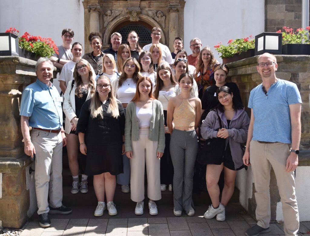 Schülerinnen und Schüler aus Oberstufen-Religionskursen von zwölf verschiedenen Gymnasien und Gesamtschulen trafen sich am Ende des Schuljahres zur ökumenischen Reli-Akademie.Foto: Maria Aßhauer/Erzbistum Paderborn 