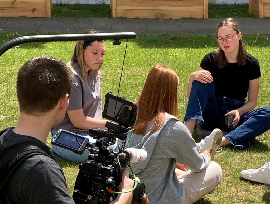 In drei Workshops zum digitalen Menschen, zum diversen Menschen und zur Suche nach Gott und dem Sinn lag der kreative Schwerpunkt auf der Produktion von Video-Beiträgen.Foto: Maria Aßhauer/Erzbistum Paderborn 