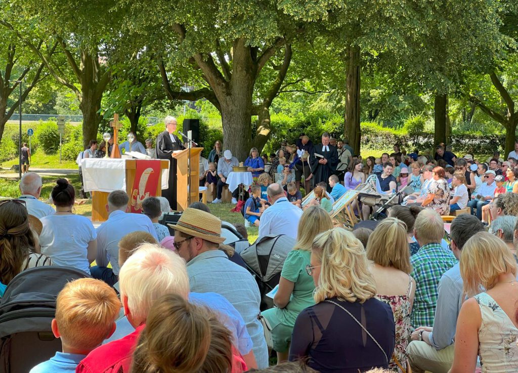 Über 350 Gäste waren der Einladung zum Tauffest und Taufgottesdienst am Wasserspielplatz Maspernplatz gefolgt.Foto: EKP/Jan-Hendrik Noll 