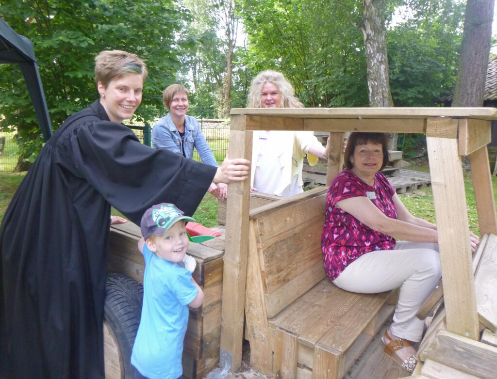 Auf in den Ruhestand: (v. l.) Petra Koch, Prädikantin der Ev. Kirchengemeinde Bad Driburg, Til, Frederike Wieneke, Vertreterin der Kirchengemeinde Bad Driburg und Kita-Leiterin Sandra Wiedey haben Jutta Schunicht in den Ruhestand verabschiedet.Foto: Ev. Familienzentrum „Jesus und Zachäus“