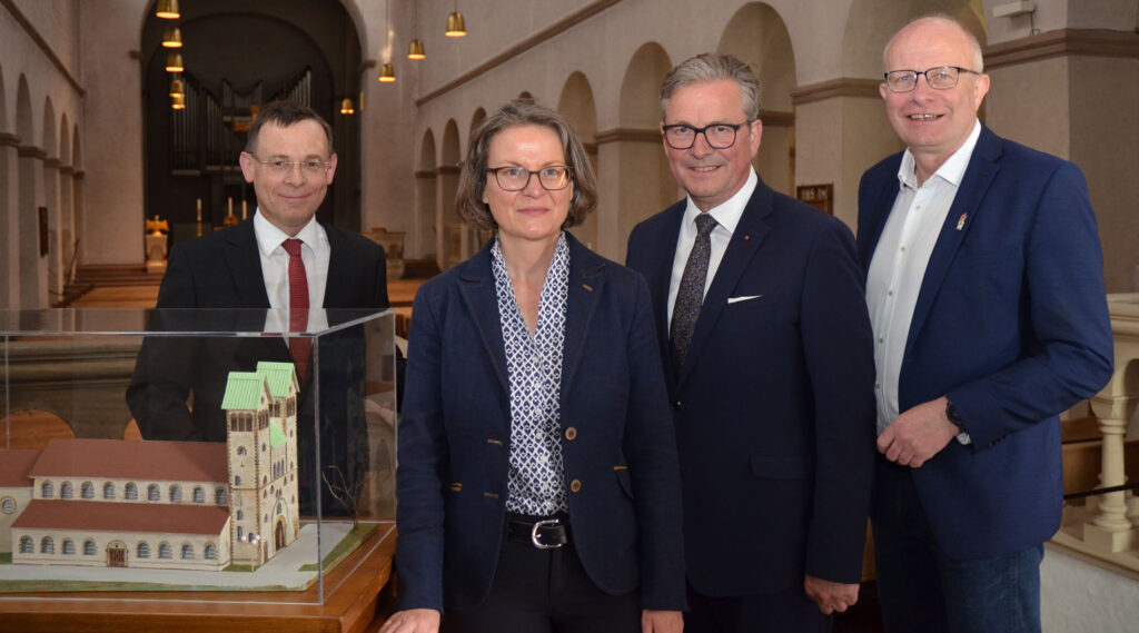 Pfarrer Eckhard Düker (v. l.); Ina Scharrenbach, Ministerin für Heimat, Kommunales, Bau und Digitalisierung des Landes Nordrhein-Westfalen; Bürgermeister Michael Dreier sowie Bernhard Hoppe-Biermeyer, Mitglied des Landtags, schauten sich gemeinsam die Abdinghofkirche an.Foto: Stadt Paderborn/Joanna Becker 