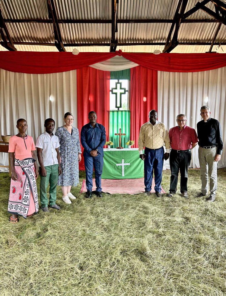 Besuch der mit Unterstützung aus dem Kirchenkreis Paderborn neu erbauten Kirche in Kigugu.Foto: Tansania Delegation 
