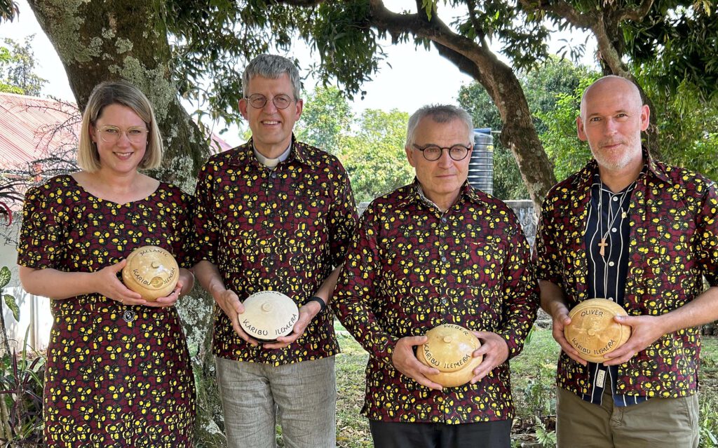 Für die Gäste aus Deutschland gab es Geschenke von den tansanischen Partnern.Foto: Tansania Delegation