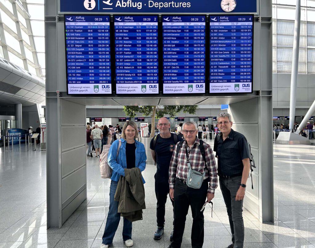 Die Delegation vor dem Abflug nach Tansania am Düsseldorfer Flughafen: (v. l.) Jugendpfarrerin Melanie Hellmers, Jugendreferatsleiter Oliver Schwarz, Pfarrer Karl-Edzard Buse-Weber und Superintendent Volker Neuhoff. Foto: Tansania-Delegation