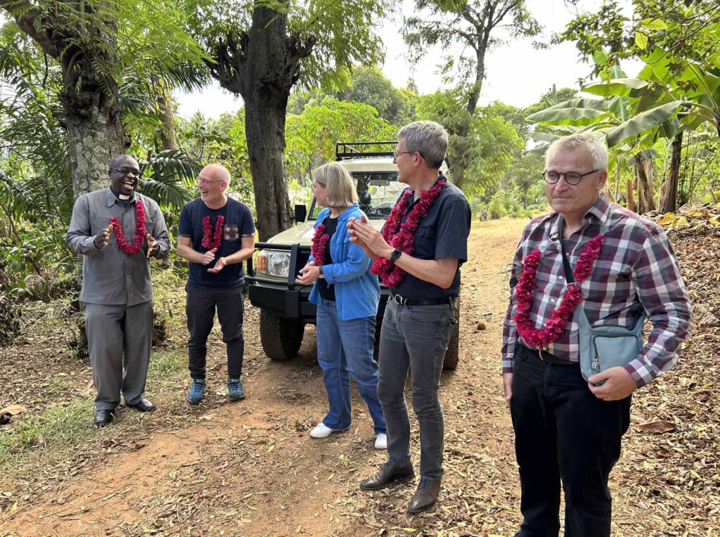 District Pastor (Superintendent) Rev. Frederick Muganyizi begrüßt die Delegation in Ilemera.Foto: Tansania Delegation