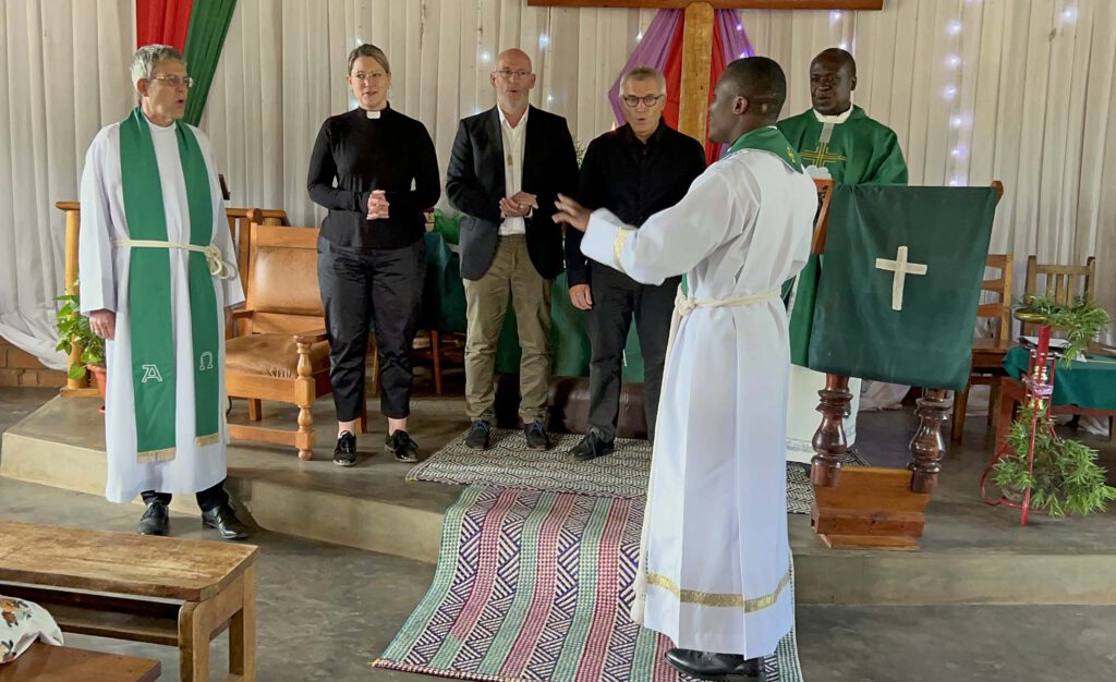 Am Sonntag wurde gemeinsam Gottesdienst gefeiert, unter anderem mit einem Liedbeitrag der Gäste.Foto: Tansania Delegation 