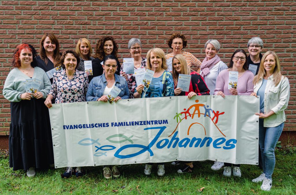 Pfarrerin Daniela Walter (hinten rechts), Leiterin Linda Sonntag (vorne rechts) und das Team des Evangelischen Familienzentrums Johannes freuen sich auf Anmeldungen für das Kindergartenjahr, das am 1. August 2024 beginnt.Foto: Ev. Familienzentrum Johannes