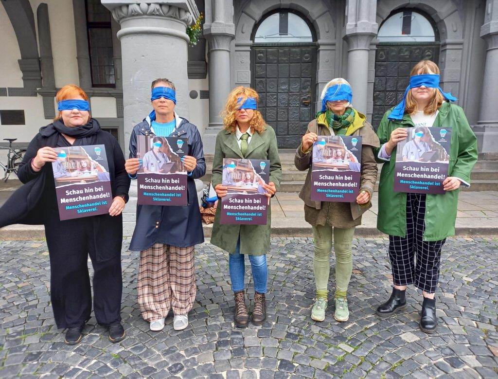 Christina Vetter von der Evangelischen Frauenhilfe in Westfalen (v. l.), Katharina Hontscha von der Beratungsstelle THEODORA, Astrid Schäfers von der Diakonie Paderborn-Höxter e.V., Mira von Mach von der Beratungsstelle NADESCHDA und Saskia Albering von der Gleichstellungsstelle Paderborn machten in Paderborn aufmerksam auf das Thema Menschenhandel.Foto: Ev. Frauenhilfe in Westfalen
