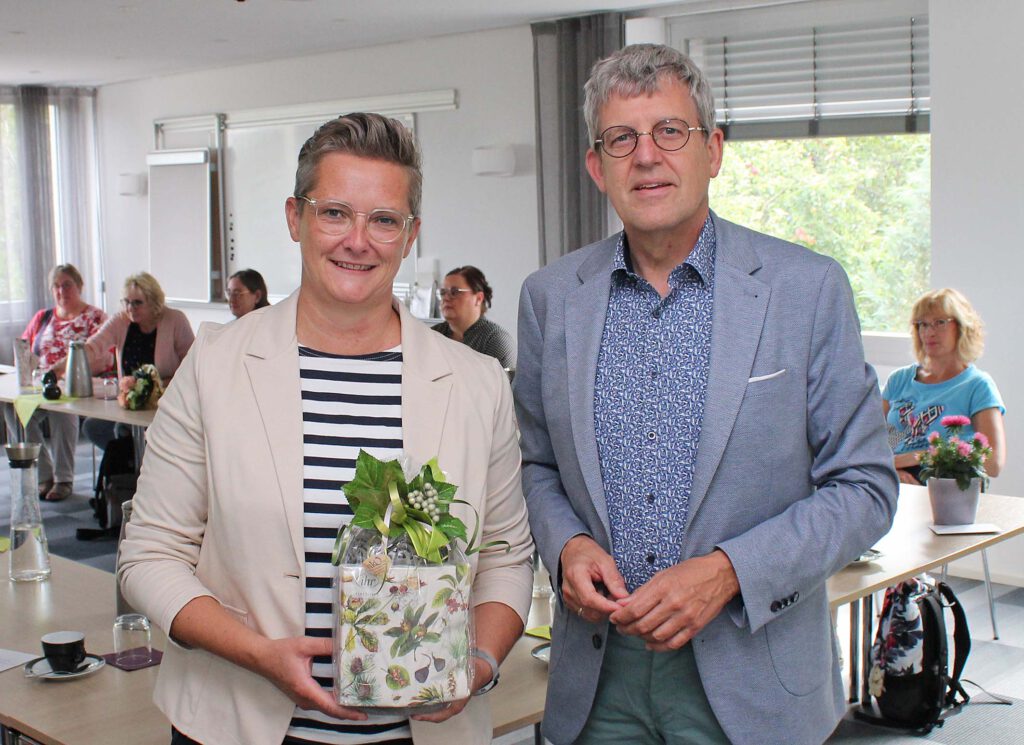 Superintendent Volker Neuhoff verabschiedete Fachberaterin Rena Sokolski bei einem Treffen mit den Leitungen der Kindertageseinrichtungen im Kirchenkreis und Mitarbeitenden im Haus der Evangelischen Kirche.Foto: EKP/Oliver Claes