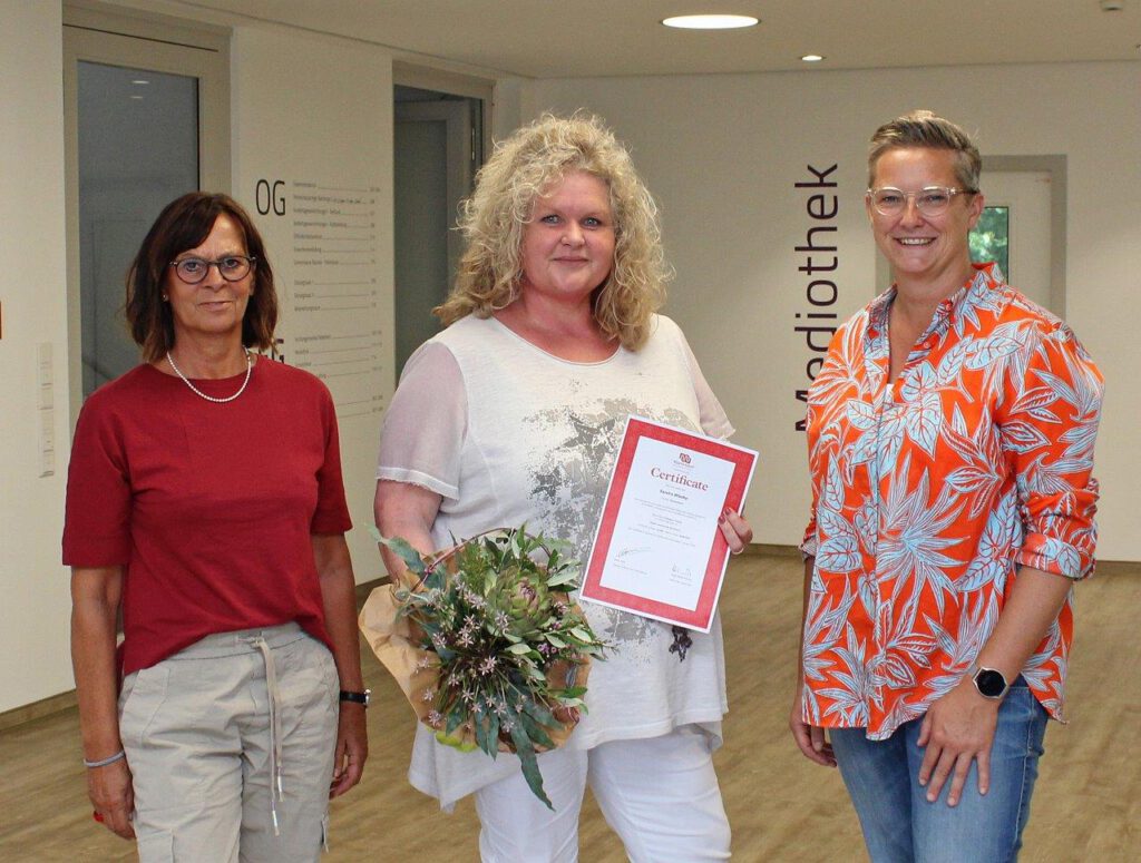 Freuen sich über die Einführung der Marte Meo Methode im KiTa-Verbund: (v. l.): Ulrike Freitag-Friedrich, Geschäftsführerin des Verbundes der Tageseinrichtungen für Kinder im Evangelischen Kirchenkreis Paderborn, Sandra Wiedey, Leiterin des Evangelischen Familienzentrums in Bad Driburg und Marte Meo Colleague Trainerin, und Rena Sokolski, Fachberaterin für Tageseinrichtungen für Kinder.Foto: EKP/Oliver Claes