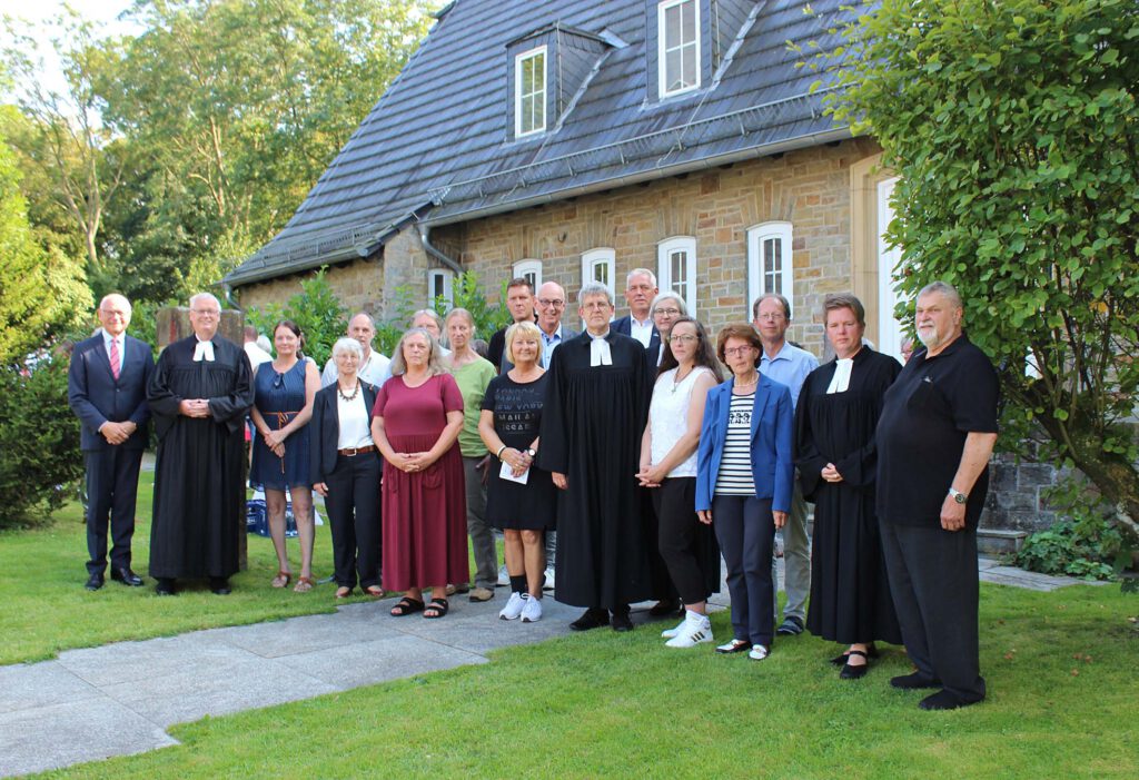 Mitwirkende und Gäste des Gottesdienstes zur Entwidmung des Paul-Schneider-Hauses in Wewelsburg.Foto: Oliver Claes