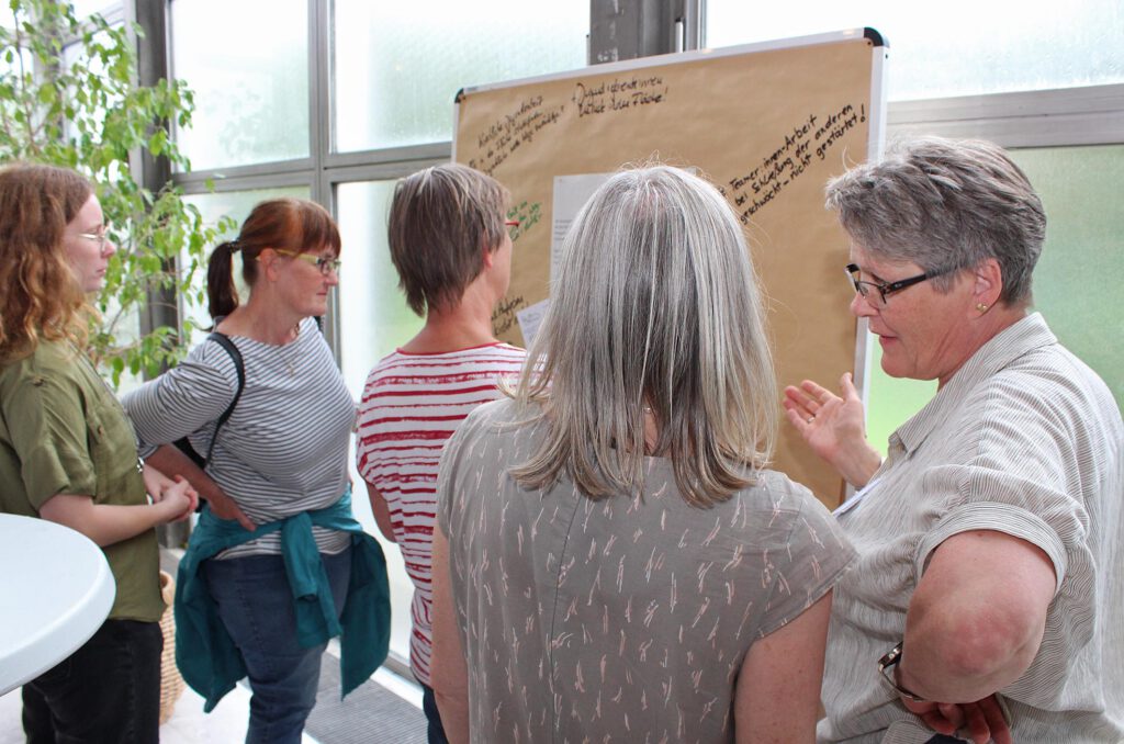 Die zehn vorgeschlagenen Perspektiven für die kommenden Jahre wurden auf der Synode des Kirchenkreises weiter diskutiert und der Zwischenstand für den weiteren Prozess festgehalten.Foto: EKP/Oliver Claes