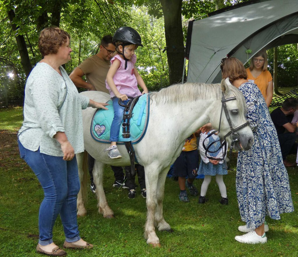 Das Ponyreiten gehörte zu den Höhepunkten des Festes.Foto: Ev. Familienzentrum Steinheim 