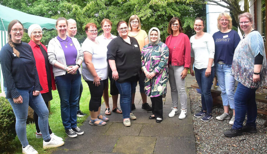 Das Team des Evangelischen Katharina-von-Bora Familienzentrums Steinheim mit Leiterin Andrea Stephan-Baier und Geschäftsführerin Ulrike Freitag-Friedrich vom Kita-Verbund freuen sich über das gelungene Sommerfest zum 50-jährigen Jubiläum.Foto: Westfalenblatt Heinz Wilfert