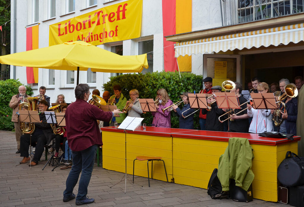 Die überregionale Bläsergruppe im Evangelischen Kirchenkreises Paderborn spielt im Schöpfungsgarten.Foto: Bläser-Gruppe 