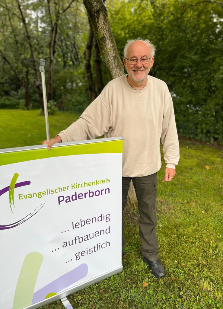 Wolfgang Dzieran vertritt den Evangelischen Kirchenkreis Paderborn bei der LIBOFAIR Messe.Foto: Jan-Hendrik Noll 