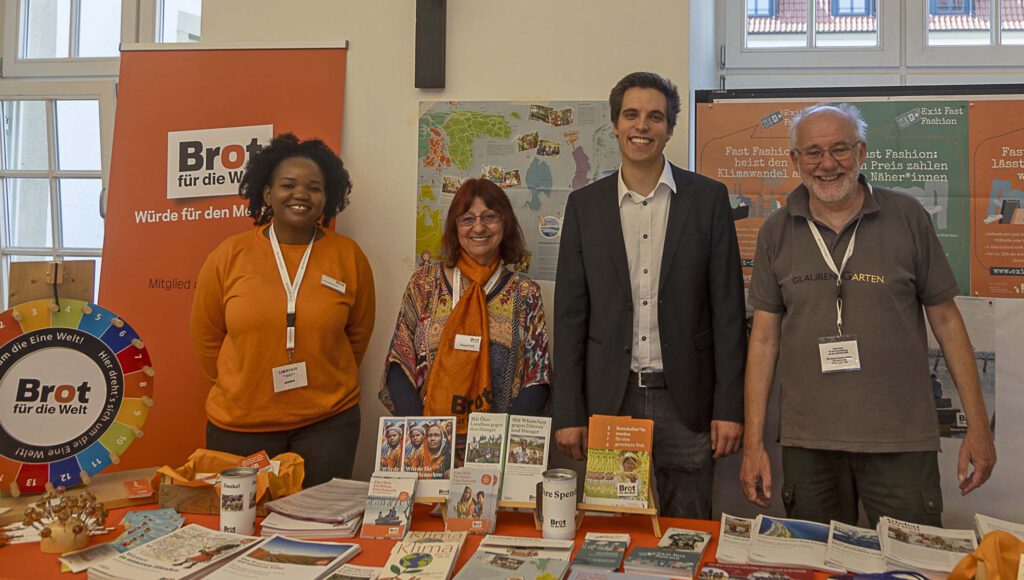 Auf der „Libofair“ in Paderborn: (v.l.n.r.) Irene Matimbwi, Referentin für Jugend und Ökumene im Kirchenkreis Soest/Arnsberg, Margot Bell, Ehrenamtskoordinatorin für „Brot für die Welt“, Finn-Lennart Koglin und Wolfgang Dzieran, Evangelischer Kirchenkreis Paderborn, am Stand von „Brot für die Welt“ auf der „Libofair“ in Paderborn.Foto: Privat