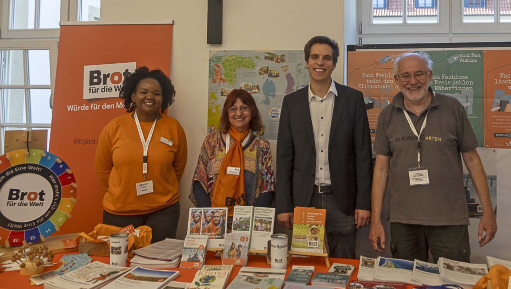 Auf der „Libofair“ in Paderborn: (v.l.n.r.) Irene Matimbwi, Referentin für Jugend und Ökumene im Kirchenkreis Soest/Arnsberg, Margot Bell, Ehrenamtskoordinatorin für „Brot für die Welt“, Finn-Lennart Koglin und Wolfgang Dzieran, Evangelischer Kirchenkreis Paderborn, am Stand von „Brot für die Welt“ auf der „Libofair“ in Paderborn.Foto: Privat 