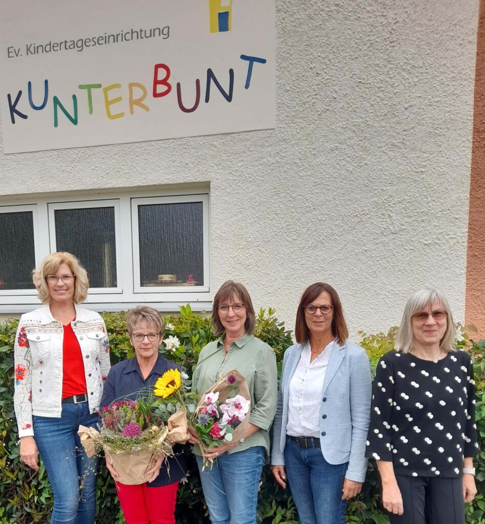 Freude über die Jubiläen in der Kita-Kunterbunt: (v. l.) Andrea Jolmes (Kita-Leitung), Jubilarin Karin Buse-Ahlborn, Jubilarin Annette Falkenroth, Ulrike Freitag-Friedrich (Geschäftsführung Kita-Verbund) und Pfarrerin Astrid Neumann (Ev. Weser-Nethe-Kirchengemeinde Höxter).Foto: Kita-Verbund 