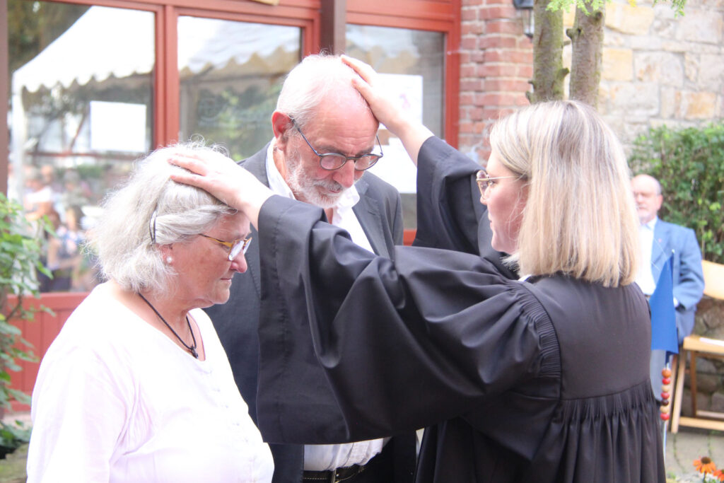 Pfarrerin Melanie Freye segnet die Hofgründer Elfriede und Ralf Filker für ihre Arbeit.Foto: Burkhard Battran 