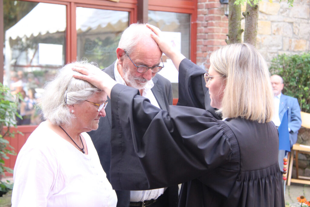 Pfarrerin Melanie Freye segnet die Hofgründer Elfriede und Ralf Filker für ihre Arbeit.Foto: Burkhard Battran