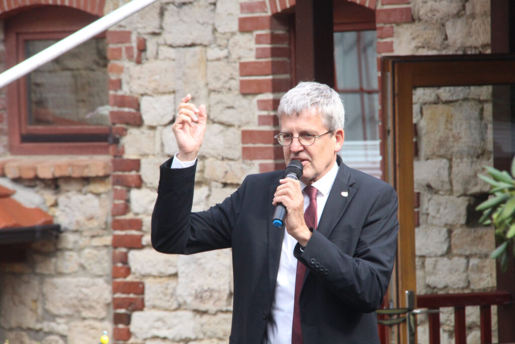 Superintendent Volker Neuhoff gratuliert dem Kirchberghof zum 40-jährigen Bestehen.Foto: Burkhard Battran
