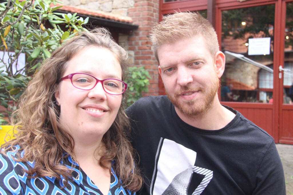 Charlotte und Daniel Wach leiten seit Juli den Kirchberghof in Herlinghausen.Foto: Burkhard Battran 