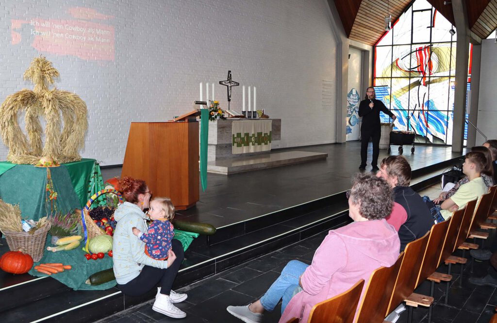 Mit einem Gemeindefest feierte die Evangelische Kirchengemeinde Schloß Neuhaus den 60. Geburtstag der Christus-Kirche. Das Ständchen zum „Wiegenfest“ sang sich die Kirchengemeinde mit einem offenen Singen selbst. Pfarrer Oliver Peters (hinten) erwies sich als textsicherer Interpret.Foto: Axel Langer 