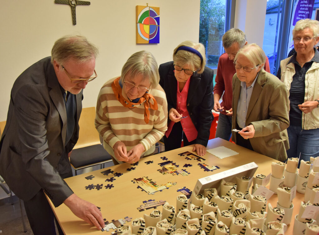 Aus vielen kleinen Teilen entsteht ein großes Bild: Die Organisatorinnen haben sich eine Puzzleaktion zum Abschied ausgedacht.Foto: Jan Globacev