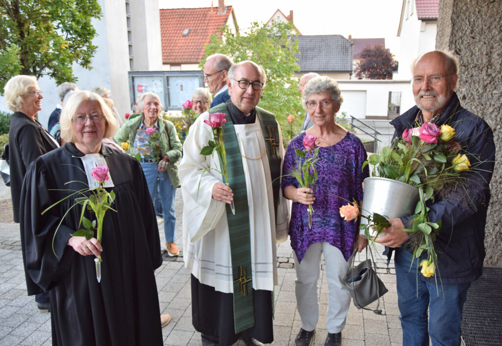 Verteilten nach dem Gottesdienst Rosen als Dank (v. l. n. r): Pfarrerin i.R. und Vorsitzende Christel Schuchardt, Pfarrer Georg Kersting, die ehrenamtliche Mitarbeiterin Angelika Böhm und Mitglied Franz Schmand.Foto: Jan Globacev 