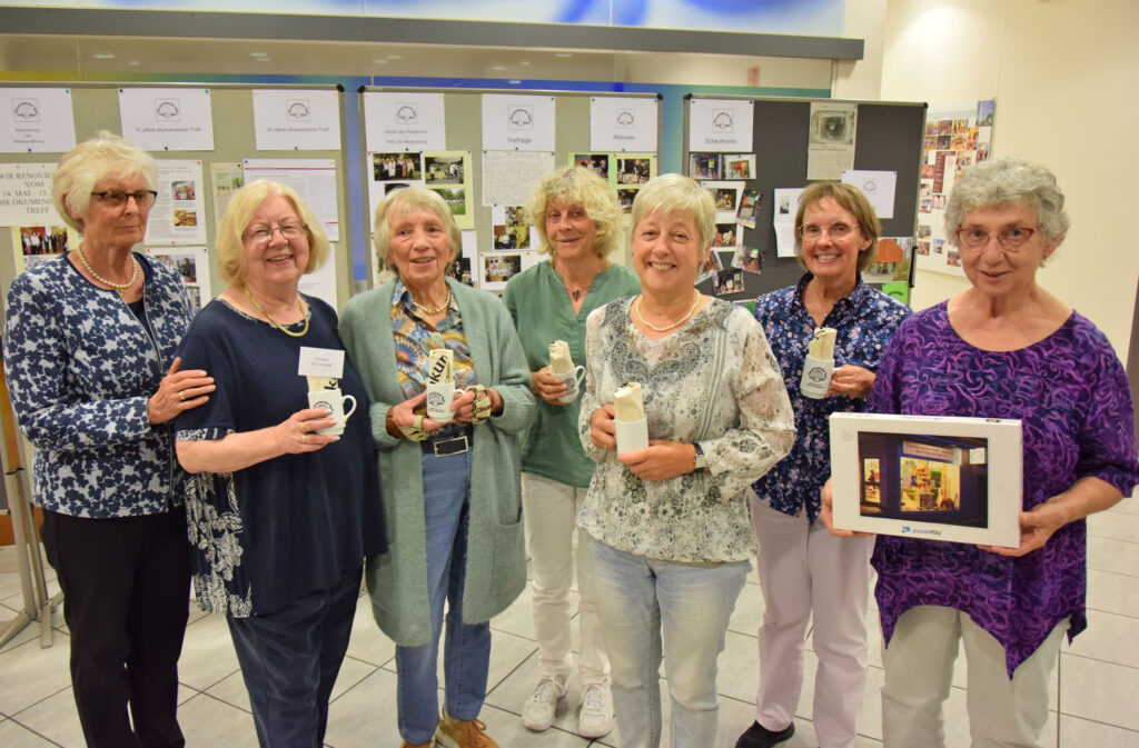 Das Vorstandsteam verabschiedet sich mit Tassen und Taschen zur Erinnerung (v.l.n.r.): Marianne Hesse, Christel Schuchardt, Klara Buch, Monika Stappert, Ingeborg Heukamp, Claudia Rupp und Angelika Böhm. Foto: Jan Globacev 