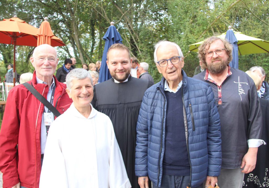 Freuen sich über den Erfolg des Schöpfungsgartens: Kurt-Rainer Daubach (v. l., Bahá'i-Gemeinde), Gemeindereferentin Marie-Luise Bittger (katholischer Pastoralverbund), Pfarrer Tim Wendorff (evangelische Kirchengemeinde), Schirmherr Klaus Töpfer und Pastor Heinrich Esau (freikirchliche Gemeinde).Foto: Burkhard Battran