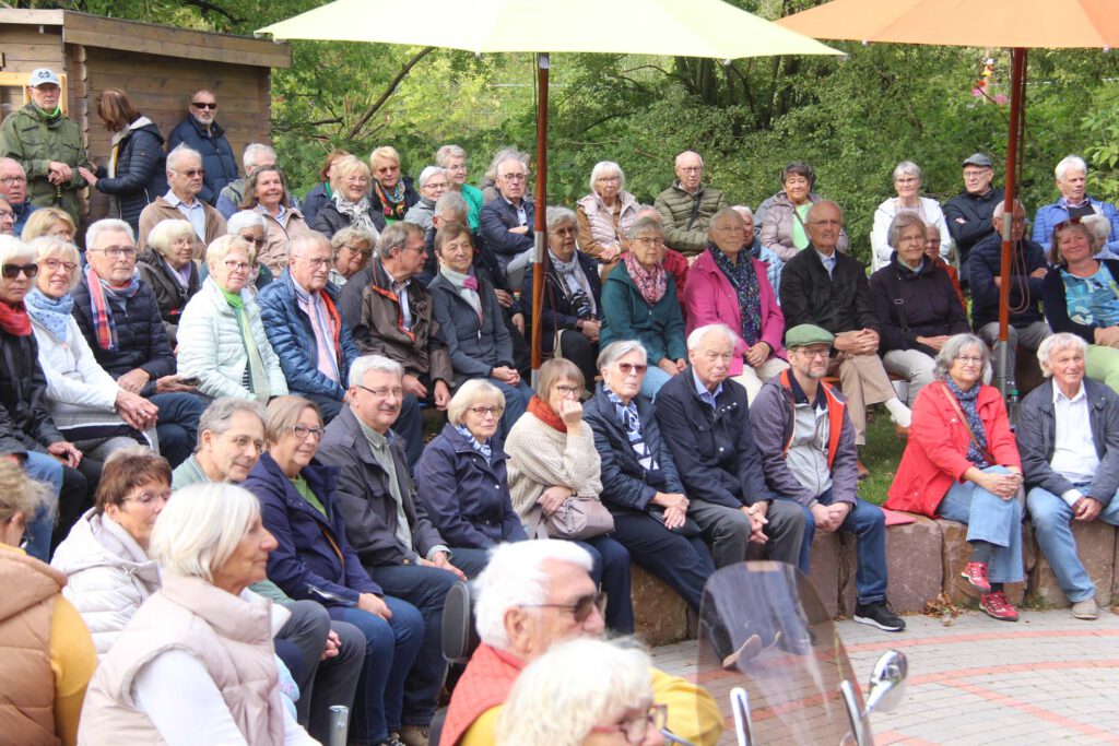 Rund 300 Gläubige verschiedener Konfessionen sind beim offiziellen Abschlussgottesdienst im Schöpfungsgarten dabei.Foto: Burkhard Battran 