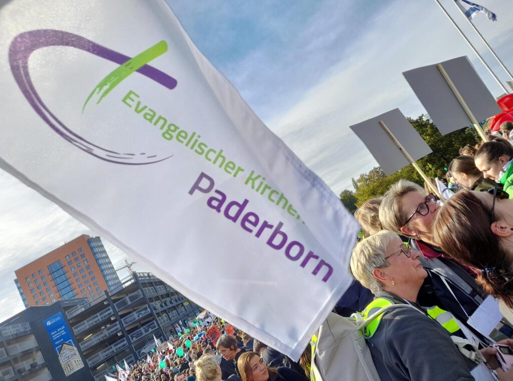 Rund 80 Mitarbeitende aus den Kitas im Evangelischen Kirchenkreis Paderborn waren zur Demo nach Düsseldorf gefahren.Foto: Kita-Verbund
