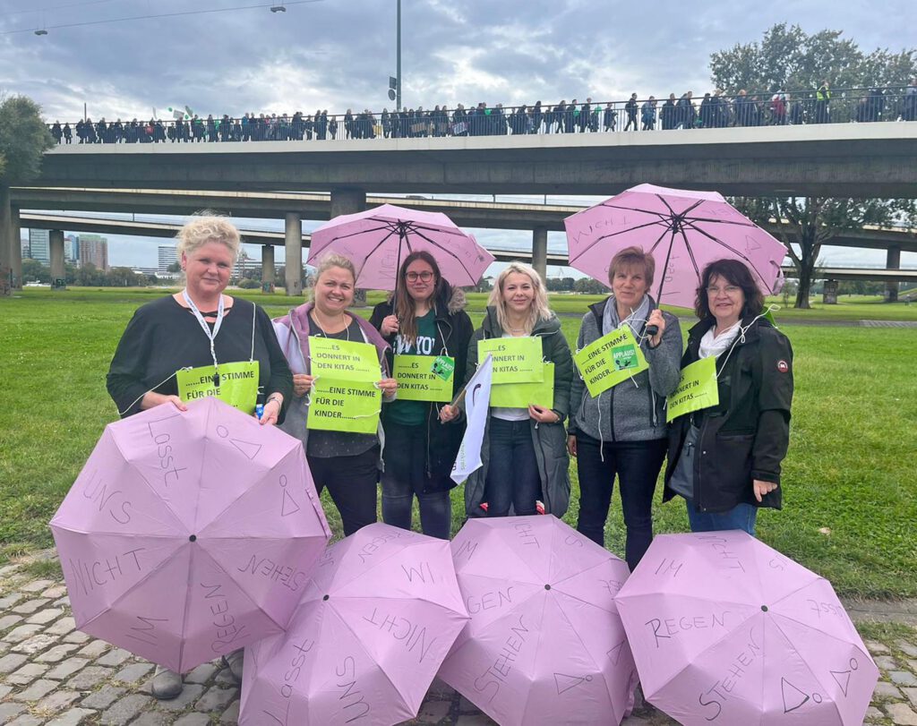 Mitarbeitende der evangelischen Kita Bad Driburg wollen von der Politik nicht im Regen stehen gelassen werden.Foto: Kita-Verbund
