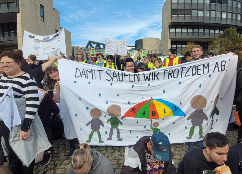 Mitarbeitende aus den evangelischen Kitas in Brakel wiesen in Düsseldorf auf die dramatische Situation im Kita-Bereich hin.Foto: Kita-Verbund
