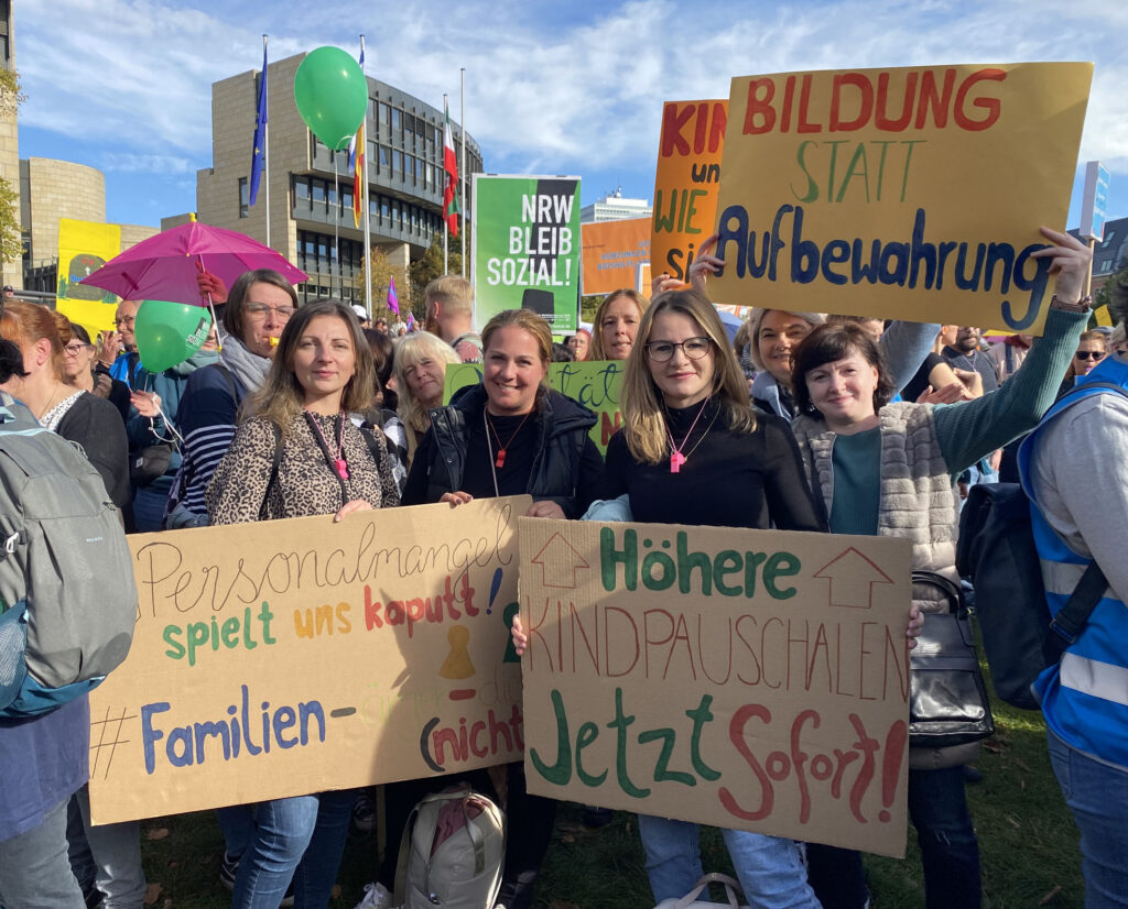 In Düsseldorf demonstrieren Mitarbeitende aus der evangelischen Kita Emmaus Büren.Foto: Kita-Verbund
