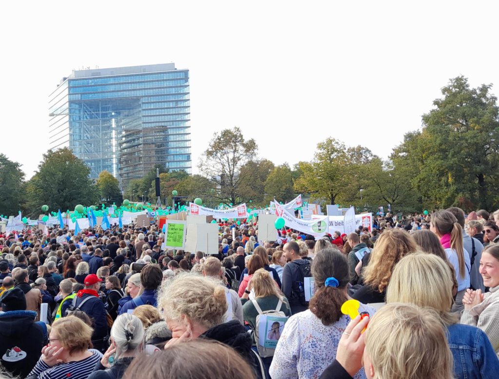 Insgesamt 22.000 Menschen haben vor dem Landtag für ein soziales NRW demonstriert.Foto: Kita-Verbund

