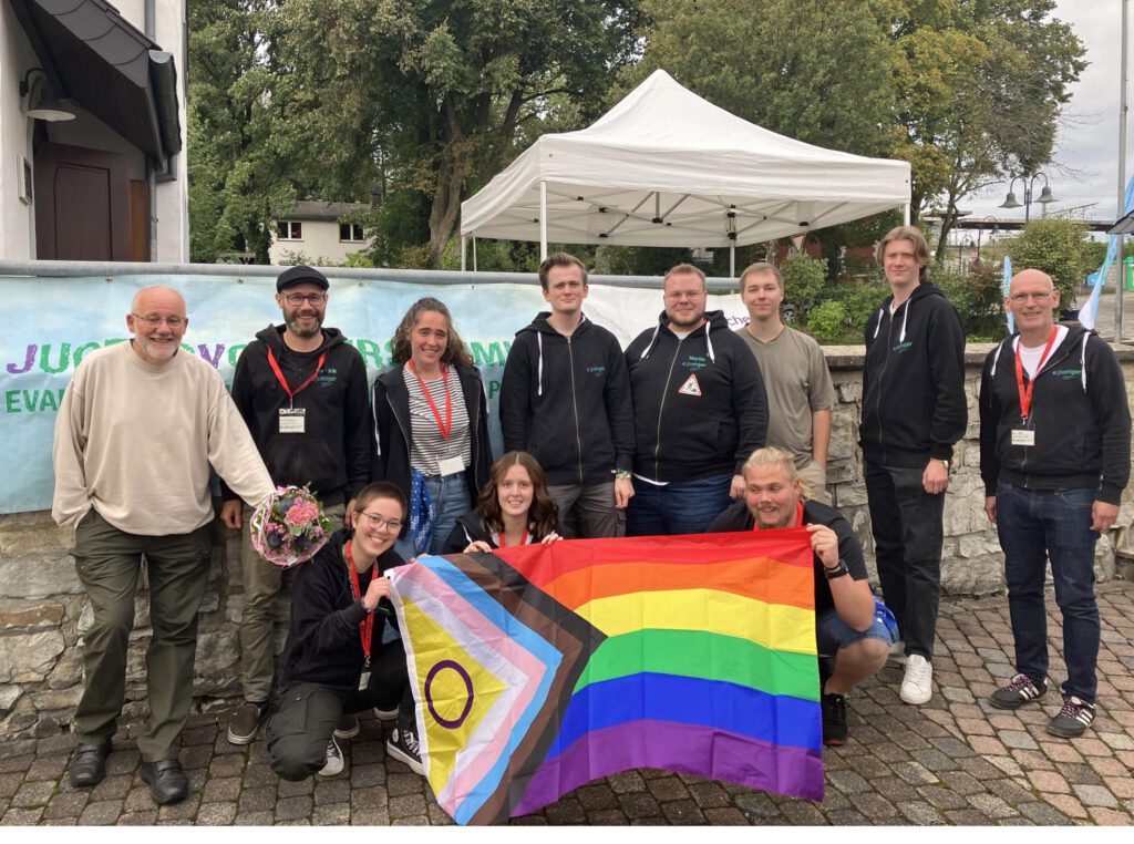 Der Syno 2023-2025: (v. l. stehend): Wolfgang Dzieran, Hendrik Zernke, Jana Blichenberg-Hansen, Joos Kohaupt, Martin Hanemann, Malte Voß, Hens Kohaupt, Oliver Schwarz sowie (erste Reihe v. l.) Noa Nölken, Jana Langer und Myron Heinemann. Weitere Mitglieder des Syno (nicht auf dem Foto) sind Burkhardt Nolte, Marie Düker, Regina Friesen und Evelyn Waldau. Foto: Ev. Jugend