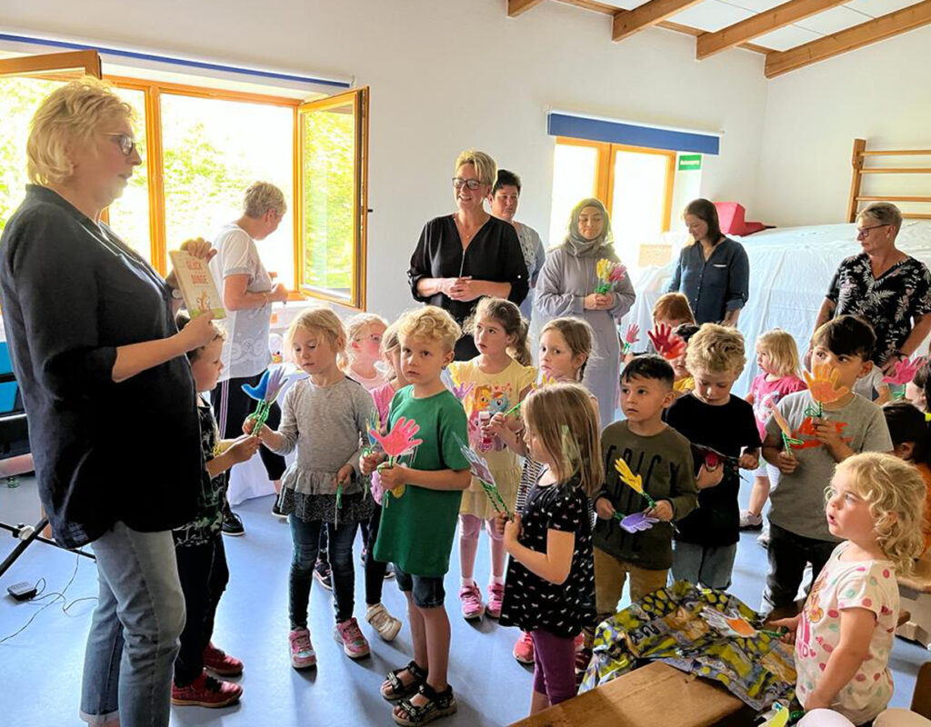 Zur Erinnerung überreichten die Kinder Claudia Lüdtke (l.) Geschenke und selbst gebastelte Blumen. Mit dabei (v. l.) Carmen Scheidemann, Sonja Krauke, Christina Taggeselle, Gamze Yörüker, Carla Neumann und Doreen Hinz.Foto: Ev. Familienzentrum Beverungen 