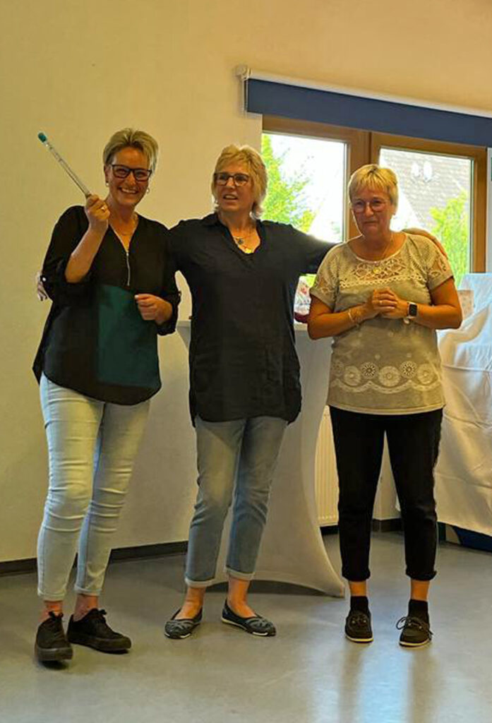 Bei der Verabschiedung im Ev. Familienzentrum „Groß für Klein“ in Beverungen: (v. l.) Sonja Krauke ( neue Leitung ) mit dem symbolischen Staffelstab, Claudia Lüdtke (ehemalige Leitung) und Carmen Scheidemann (pädagogische Mitarbeiterin).Foto: Ev. Familienzentrum Beverungen 