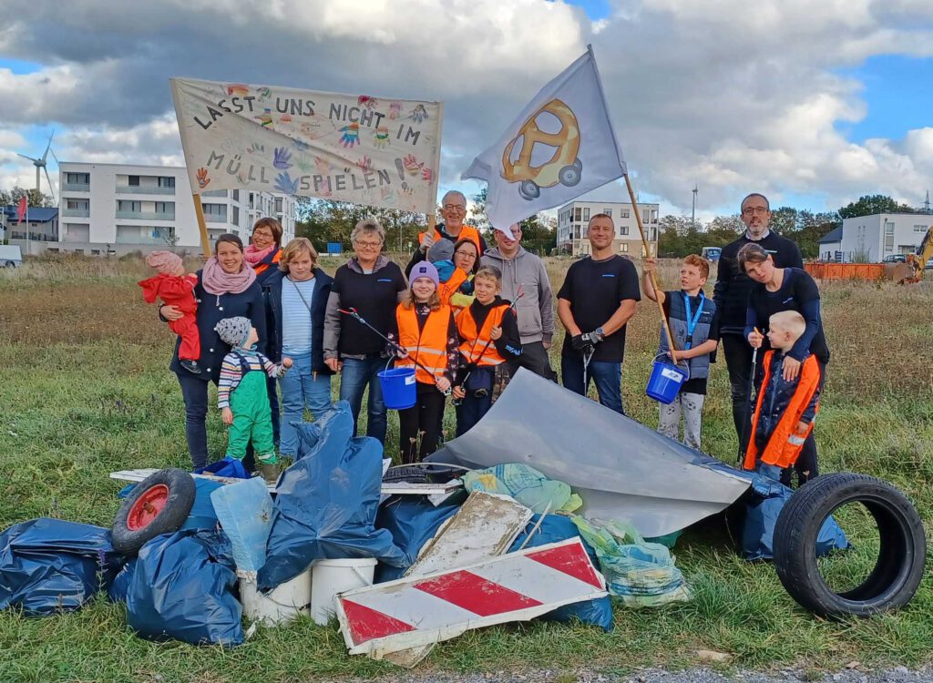 Haben viel Müll auf den Sprinbach Höfen gesammelt: Die Teilnehmenden einer Aktion des Brezelmobils.Foto: Lukas-Pfarrbezirk
