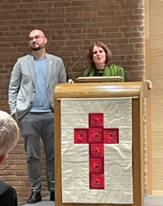 Pfarrer Jan-Philipp Hellmers und Pfarrerin Elisabeth Goller hielten in ihrem Abschiedsgottesdienst eine nachdenklich stimmende Dialog-Predigt.Foto: Lukas-Pfarrbezirk 