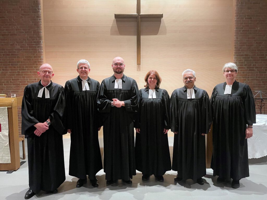 Bei der Verabschiedung im Lukas-Zentrum: (v. l.) Pfarrer Christoph Keienburg, Superintendent Volker Neuhoff, Pfarrer Jan-Philipp Hellmers, Pfarrerin Elisabeth Goller, Pastor Mehrdad Sepehri Fard und Pfarrerin Daniela Walter.Foto: Lukas-Pfarrbezirk
