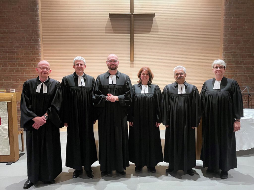 Bei der Verabschiedung im Lukas-Zentrum: (v. l.) Pfarrer Christoph Keienburg, Superintendent Volker Neuhoff, Pfarrer Jan-Philipp Hellmers, Pfarrerin Elisabeth Goller, Pastor Mehrdad Sepehri Fard und Pfarrerin Daniela Walter.Foto: Lukas-Pfarrbezirk 